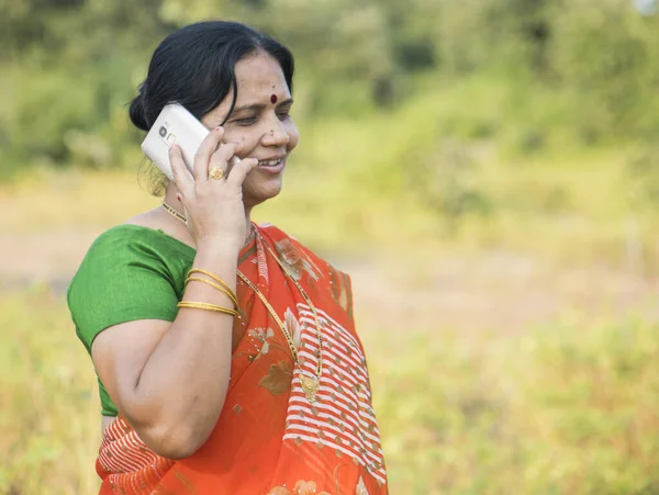 Mulher Indiana Rural Pano Tradicional Falando Smartphone Livre Conceito Digital — Fotografia de Stock