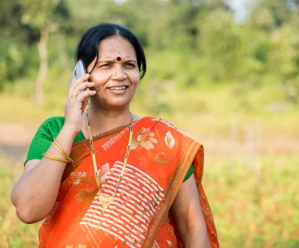 Mulher Indiana Rural Pano Tradicional Falando Smartphone Livre Conceito Digital — Fotografia de Stock