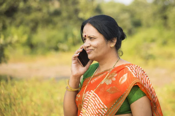 Mulher Indiana Rural Pano Tradicional Falando Smartphone Livre Conceito Digital — Fotografia de Stock