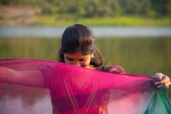 年轻快乐的印度女孩在户外玩粉红围巾 — 图库照片