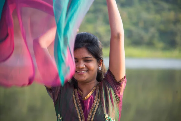 Junge Glückliche Indische Mädchen Spielen Mit Ihrem Rosa Schal Freien — Stockfoto