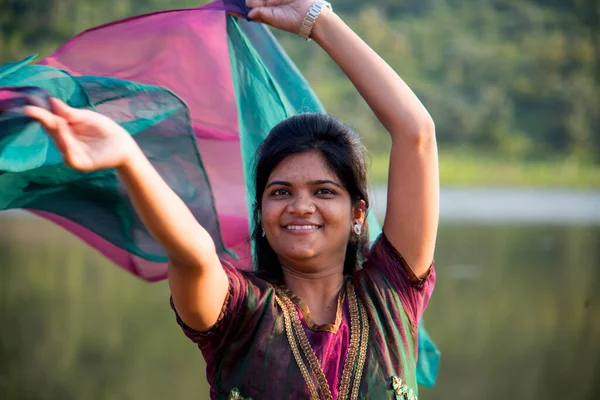 Jovem Menina Indiana Feliz Jogando Com Seu Lenço Rosa Livre — Fotografia de Stock