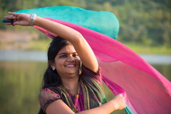Молода Щаслива Індійська Дівчина Грає Рожевим Шарфом Вулиці — стокове фото