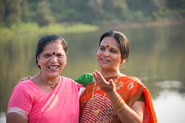 Feliz Duas Mulheres Indianas Divertindo Livre — Fotografia de Stock