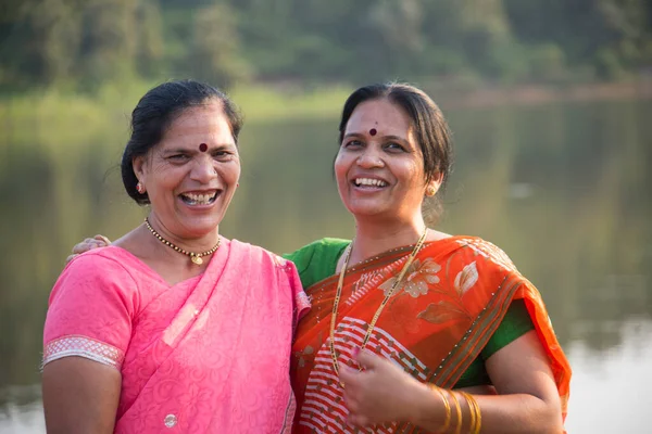 Feliz Duas Mulheres Indianas Divertindo Livre — Fotografia de Stock