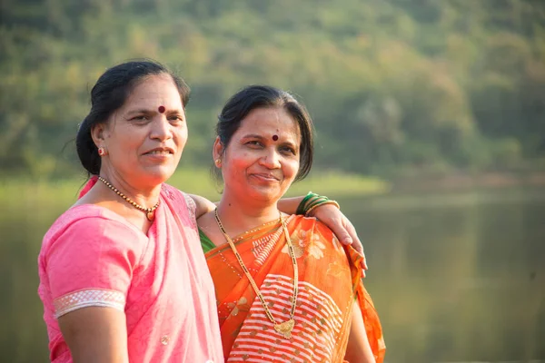 Счастливы Две Индийские Женщины Развлекающиеся Открытом Воздухе — стоковое фото