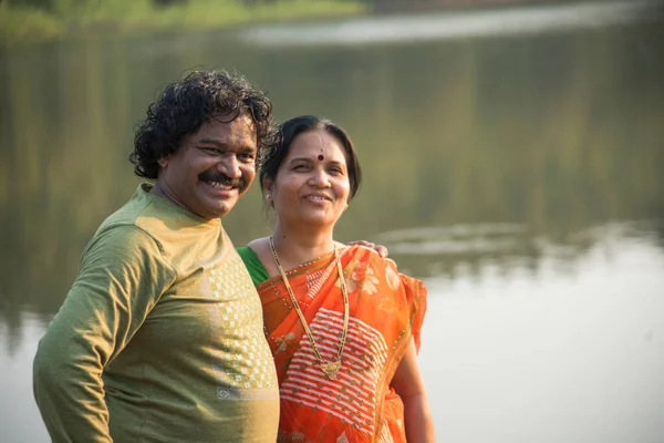 Casal Indiano Divertindo Segurando Outro Perto Lago Retrato Estilo Vida — Fotografia de Stock