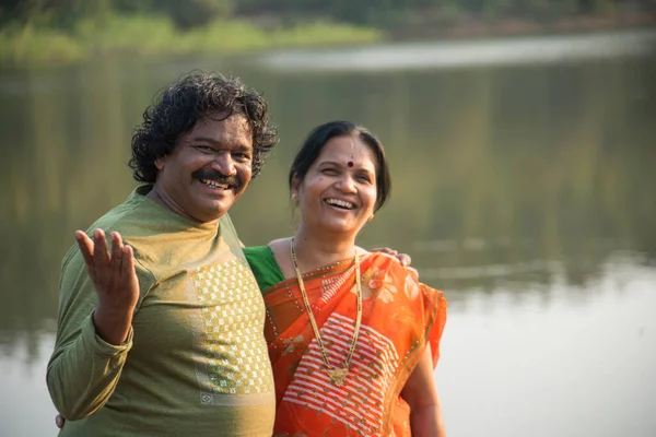 Casal Indiano Divertindo Segurando Outro Perto Lago Retrato Estilo Vida — Fotografia de Stock