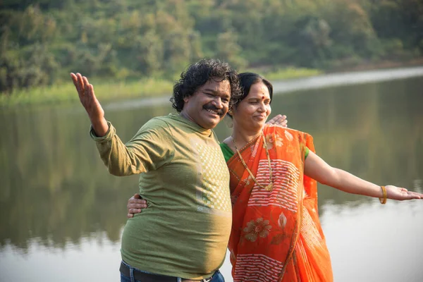 Casal Indiano Divertindo Segurando Outro Perto Lago Retrato Estilo Vida — Fotografia de Stock