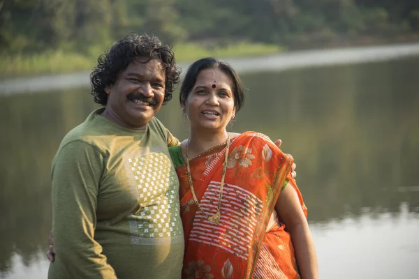 Indiaas Echtpaar Plezier Hebben Houden Elkaar Staan Buurt Van Het — Stockfoto