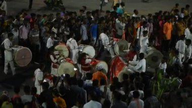 AMRAVATI, MAHARASHTRA, INDIA - 17 Eylül: Ganesh Chaturthi için Ganesh Chaturthi geçit töreni, insanlar müzik ve davullarla Ganesh Chaturthi 'yi kutluyorlar 