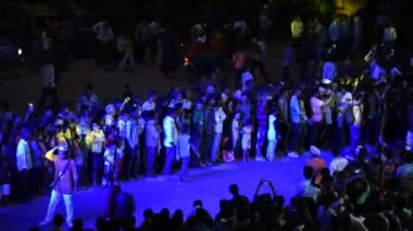 AMRAVATI, MAHARASHTRA, INDIA - 17 Eylül: Ganesh Chaturthi için Ganesh Chaturthi geçit töreni, insanlar müzik ve davullarla Ganesh Chaturthi 'yi kutluyorlar 