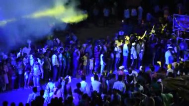 AMRAVATI, MAHARASHTRA, INDIA - 17 Eylül: Ganesh Chaturthi için Ganesh Chaturthi geçit töreni, insanlar müzik ve davullarla Ganesh Chaturthi 'yi kutluyorlar 