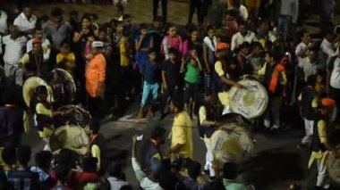 AMRAVATI, MAHARASHTRA, INDIA - 17 Eylül: Ganesh Chaturthi için Ganesh Chaturthi geçit töreni, insanlar müzik ve davullarla Ganesh Chaturthi 'yi kutluyorlar 