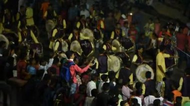 AMRAVATI, MAHARASHTRA, INDIA - 17 Eylül: Ganesh Chaturthi için Ganesh Chaturthi geçit töreni, insanlar müzik ve davullarla Ganesh Chaturthi 'yi kutluyorlar 