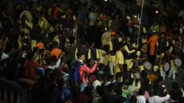 AMRAVATI, MAHARASHTRA, INDIA - 17 Eylül: Ganesh Chaturthi için Ganesh Chaturthi geçit töreni, insanlar müzik ve davullarla Ganesh Chaturthi 'yi kutluyorlar 