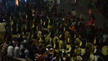 AMRAVATI, MAHARASHTRA, INDIA - 17 Eylül: Ganesh Chaturthi için Ganesh Chaturthi geçit töreni, insanlar müzik ve davullarla Ganesh Chaturthi 'yi kutluyorlar 