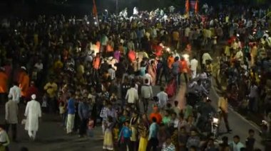 AMRAVATI, MAHARASHTRA, INDIA - 17 Eylül: Ganesh Chaturthi için Ganesh Chaturthi geçit töreni, insanlar müzik ve davullarla Ganesh Chaturthi 'yi kutluyorlar 