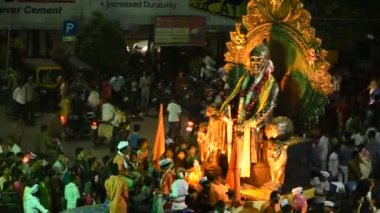 AMRAVATI, MAHARASHTRA, INDIA - 17 Eylül: Ganesh Chaturthi için Ganesh Chaturthi geçit töreni, insanlar müzik ve davullarla Ganesh Chaturthi 'yi kutluyorlar 