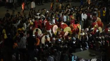 AMRAVATI, MAHARASHTRA, INDIA - 17 Eylül: Ganesh Chaturthi için Ganesh Chaturthi geçit töreni, insanlar müzik ve davullarla Ganesh Chaturthi 'yi kutluyorlar 