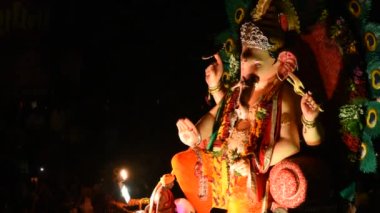 AMRAVATI, MAHARASHTRA, INDIA - 17 Eylül: Ganesh Chaturthi için Ganesh Chaturthi geçit töreni, insanlar müzik ve davullarla Ganesh Chaturthi 'yi kutluyorlar 