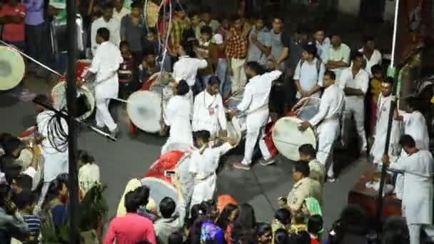Amravati Maharashtra インド 9月17日 Ganesh Chaturthiのための主Ganesha行列 音楽とドラムでGanesh Chaturthiを祝う人々 — ストック動画