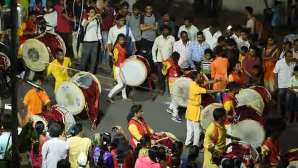 Amravati Maharashtra インド 9月17日 Ganesh Chaturthiのための主Ganesha行列 音楽とドラムでGanesh Chaturthiを祝う人々 — ストック動画