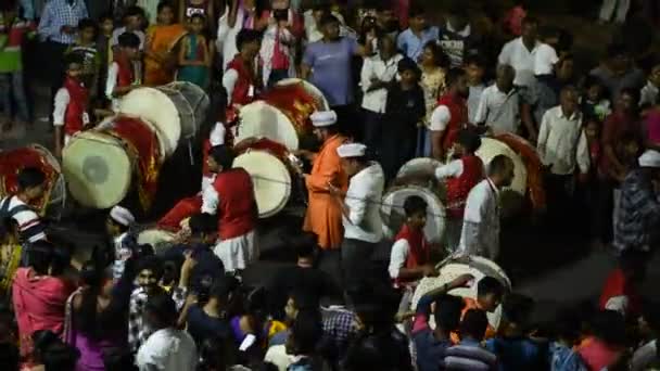 Amravati Maharashtra インド 9月17日 Ganesh Chaturthiのための主Ganesha行列 音楽とドラムでGanesh Chaturthiを祝う人々 — ストック動画