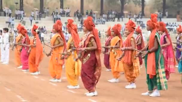 Flicka Studenter Utför Traditionell Indisk Sport Lezim Med Anledning Indien — Stockvideo