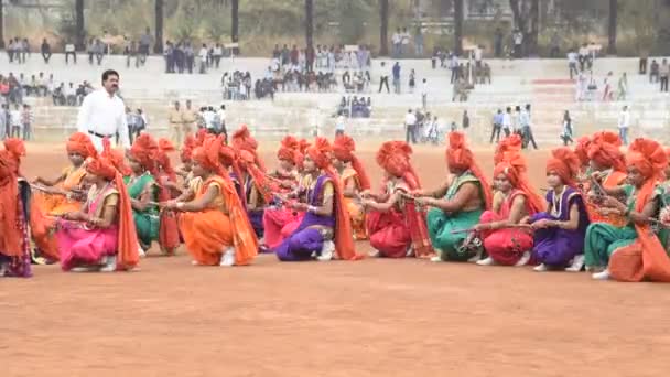 女生在印度共和国日举行传统的印度体育活动Lezim — 图库视频影像