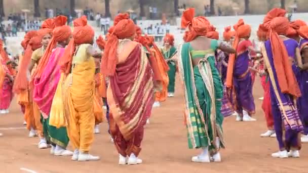 Meisjesstudenten Voeren Traditionele Indiase Sport Lezim Ter Gelegenheid Van India — Stockvideo