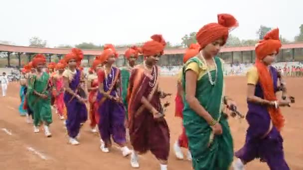 Kız Öğrenciler Hindistan Cumhuriyet Günü Vesilesiyle Geleneksel Hint Sporu Yapıyorlar — Stok video