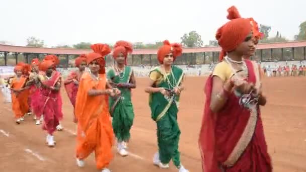 Meisjesstudenten Voeren Traditionele Indiase Sport Lezim Ter Gelegenheid Van India — Stockvideo