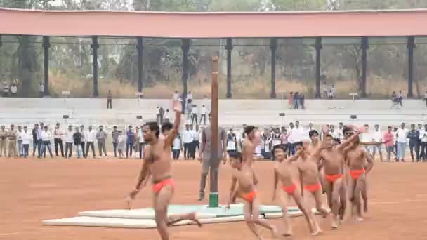 Los Estudiantes Realizan Mallakhamb Deporte Tradicional Indio Realizar Poste Madera — Vídeos de Stock