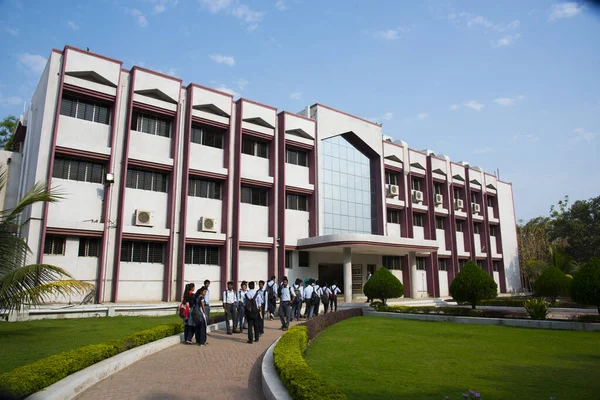 Nagpur India Abril 2016 Estudiantes Universitarios Caminando Juntos Hablando Campus —  Fotos de Stock