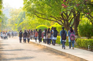 NAGPUR, INDIA - 9 Nisan 2016: Üniversite öğrencileri birlikte yürüyor ve kampüste konuşuyor.