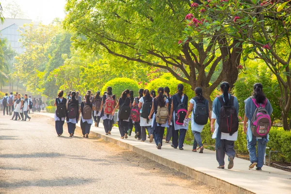 Nagpur India Abril 2016 Estudiantes Universitarios Caminando Juntos Hablando Campus —  Fotos de Stock