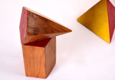  Geometrik şekiller (dikdörtgen, kare, daire, üçgen), farklı renklerde. 