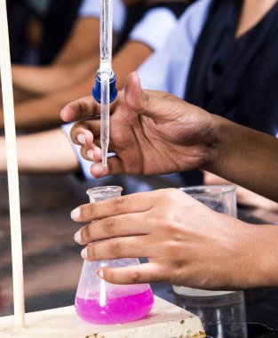 NAGPUR, MAHARASHTRA, INDIA - 9 Nisan 2016: Tanımlanamayan Bilim Öğrencileri bir laboratuarda deney yapıyor ve birlikte çalışıyorlar.