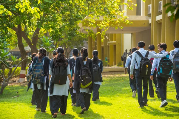 Nagpur Maharashtra India April 2016 Oidentifierade Unga Studenter Går Tillsammans — Stockfoto