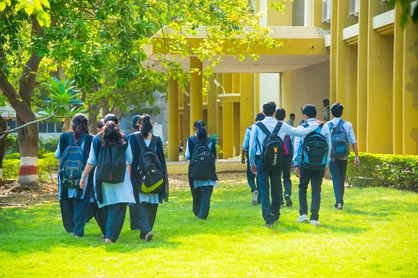 Nagpur Maharashtra India April 2016 Oidentifierade Unga Studenter Går Tillsammans — Stockfoto