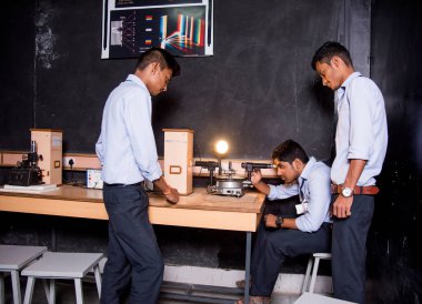 NAGPUR, MAHARASHTRA, INDIA, 9 Nisan 2016: Tanımlanamayan mühendislik fakültesi öğrencileri sınıfta birlikte çalışıyor ve okuyorlar.