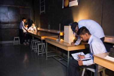NAGPUR, MAHARASHTRA, INDIA, 9 Nisan 2016: Tanımlanamayan mühendislik fakültesi öğrencileri sınıfta birlikte çalışıyor ve okuyorlar.