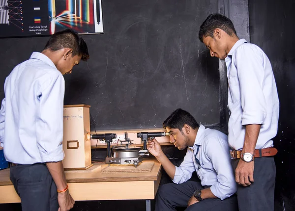 Nagpur Maharashtra India Kwiecień 2016 Niezidentyfikowani Studenci Uczelni Inżynierskich Studiujący — Zdjęcie stockowe