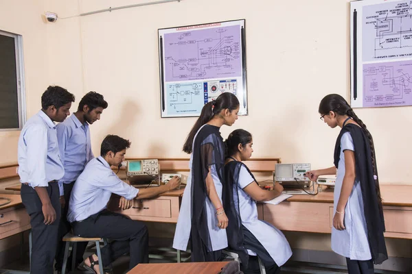 インド ナグプル 第11回エイプリル社2016 コンピューターを使って研究を行う技術系の学生 若い人たちは勉強のためにコンピュータから情報を取って — ストック写真