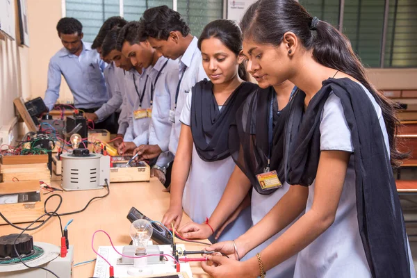 Нагрур Индия Апреля 2016 Года Технологические Студенты Сидят Столом Используя — стоковое фото