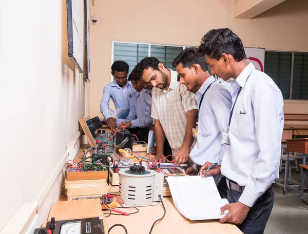 Nagpur India Nisan 2016 Teknoloji Öğrencileri Araştırma Için Bilgisayarları Kullanarak — Stok fotoğraf