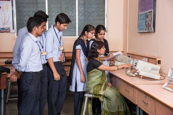 Nagpur India Abril 2016 Estudiantes Tecnología Sentados Mesa Usando Computadoras —  Fotos de Stock