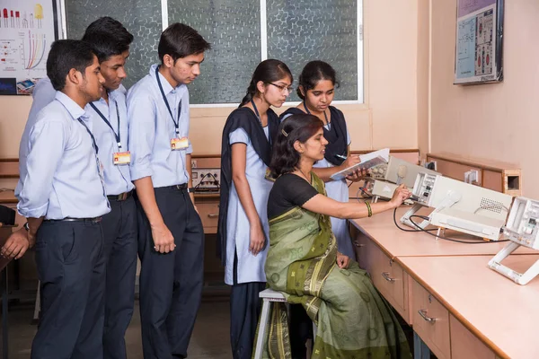 Nagpur India 11Th April 2016 Technology Students Sitting Table Using — 图库照片