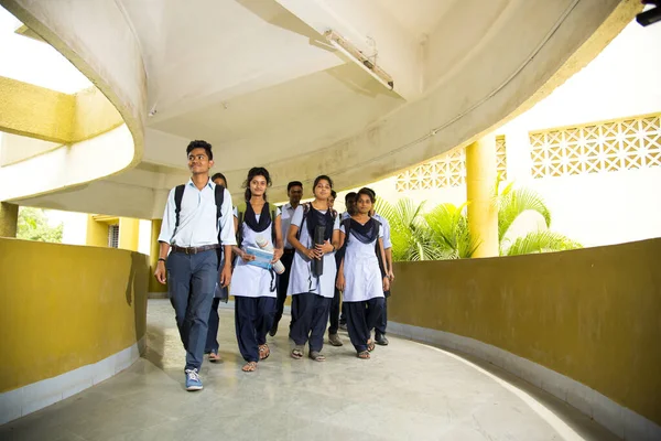 Nagpur Maharashtra India Abril 2016 Jóvenes Estudiantes Identificados Caminando Juntos —  Fotos de Stock